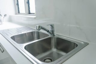 Comment entretenir et éviter de boucher un évier ?