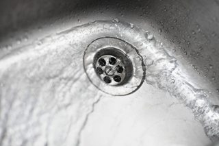 Évier très bouché : Que faire pour résoudre le problème