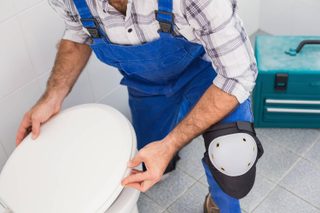 Comment utiliser un furet pour déboucher des toilettes ?